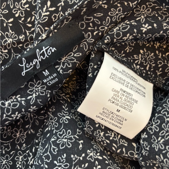 Leighton Black Floral Tie Front Blouse Women’s Medium NWOT Flutter Sleeve - Picture 4 of 4